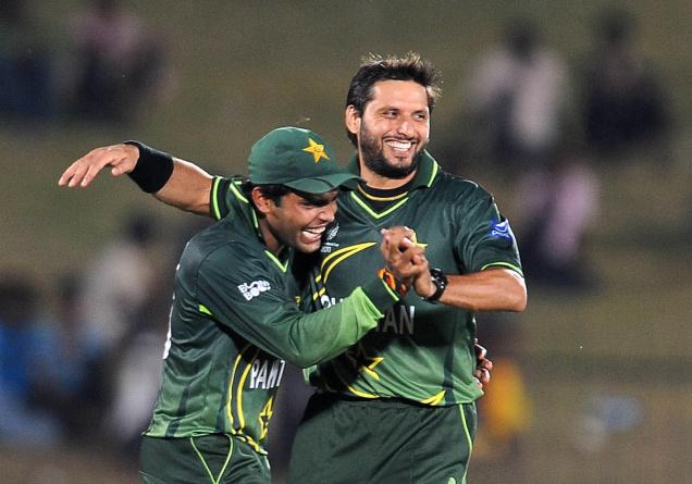 Pakistan Fielding Coach Fights with Afridi, Akmal